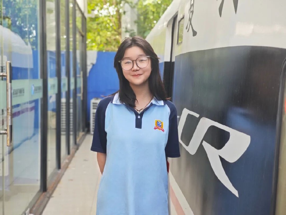 中考过线，却毅然放弃普高，选择职校这条不同的路。来自湖北恩施的郭欣怡，用自己的实际行动和饱满的学习状态，打破人们对职业教育的刻板印象。她说：“我不是来混日子的，我是来学本事的。”选择，比努力更重要“我的中考分数其实过了普高线”，郭欣怡坦诚地说道，“但我对传统的文化课学习提不起兴趣，与其在高中迷茫，不